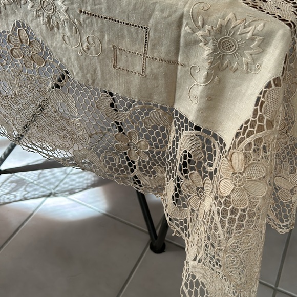 Vintage Tan Crochet and Cotton Rectangular Table Cloth with 12 napkins - Picture 4 of 17